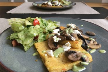 Polenta-Schnitten mit Cashew-Basilikum-Dip